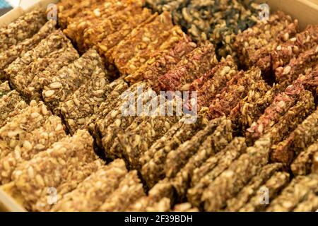 Vegane Cracker Breadcrisp aus Sesam, Flachs, Sonnenblumen, Kürbis und Hanfsamen. Rohkost Hintergrund Stockfoto