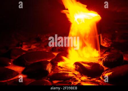 Quelle von Feuerwasser. Verbrennung von Methan im Wasser. Kaltes Feuer. Stockfoto