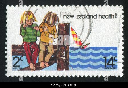 NEUSEELAND - UM 1980: Briefmarke gedruckt von Neuseeland, zeigt Surfcasting, um 1980 Stockfoto