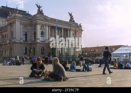 Geographie / Reisen, Schweiz, Zürich, Menschen auf dem Theaterplatz (Platz), Oper, Additional-Rights-Clearance-Info-not-available Stockfoto