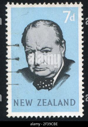 NEUSEELAND - UM 1965: Briefmarke gedruckt von Neuseeland, zeigt Sir Winston Spencer Churchill, um 1965 Stockfoto