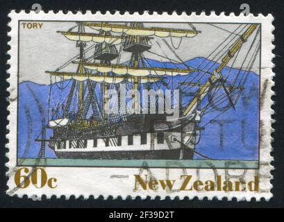 NEUSEELAND - UM 1990: Stempel gedruckt von Neuseeland, zeigt das Schiff, Tory, um 1990 Stockfoto