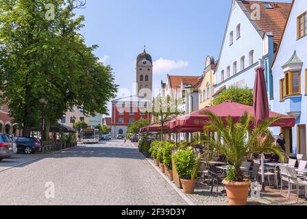 Geographie / Reisen, Deutschland, Bayern, Erding, lange Reihe mit Stadtturm, Additional-Rights-Clearance-Info-Not-available Stockfoto
