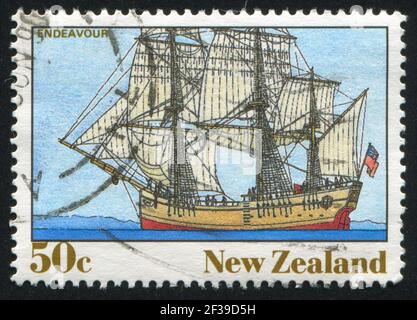 NEUSEELAND - UM 1990: Stempel gedruckt von Neuseeland, zeigt das Schiff, Endeavour, um 1990 Stockfoto