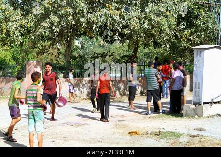 Hisar, Haryana, Indien, 24. März 2019: Kinder spielen mit Farben, während sie Holi, das Frühlingsfest der Farben, feiern Stockfoto