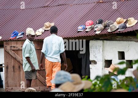 Famadihana Zeremonie, oder Drehen der Knochen, eine madagassische Tradition des Feierns mit Leichen ihrer toten Vorfahren, Maroansetra, Madagaskar Stockfoto