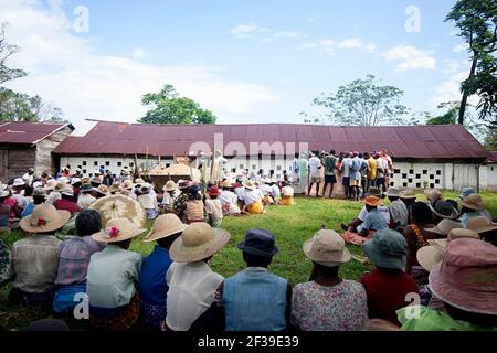 Famadihana Zeremonie, oder Drehen der Knochen, eine madagassische Tradition des Feierns mit Leichen ihrer toten Vorfahren, Maroansetra, Madagaskar Stockfoto