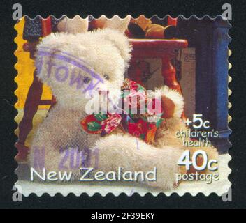 NEUSEELAND - UM 2000: Briefmarke gedruckt von Neuseeland, zeigt Teddybär, um 2000 Stockfoto