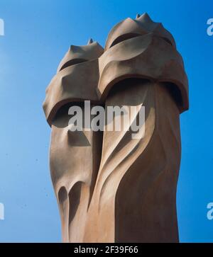 Casa Milà (La Pedrera), obra de Antoni Gaudí en Barcelona. Chimenea. Stockfoto