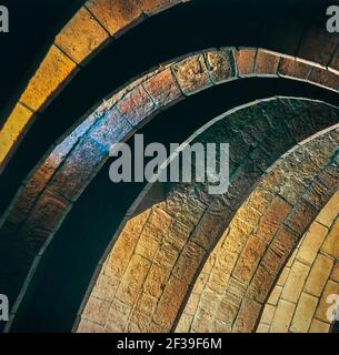 Casa Milà (La Pedrera), obra de Antoni Gaudí en Barcelona. Detalle de los arcos parabólicos del desván. Stockfoto