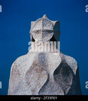 Casa Milà (La Pedrera), obra de Antoni Gaudí en Barcelona. Chimenea. Stockfoto