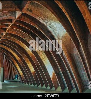 Casa Milà (La Pedrera), obra de Antoni Gaudí en Barcelona. Detalle de los arcos parabólicos del desván. Stockfoto