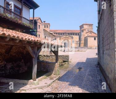 ABREVADERO EN UNA CALLE DEL PUEBLO - AL FONDO LA COLEGIATA DE SANTA JULIANA. Lage: AUSSEN. SANTILLANA DEL MAR. Kantabrien. SPANIEN. Stockfoto