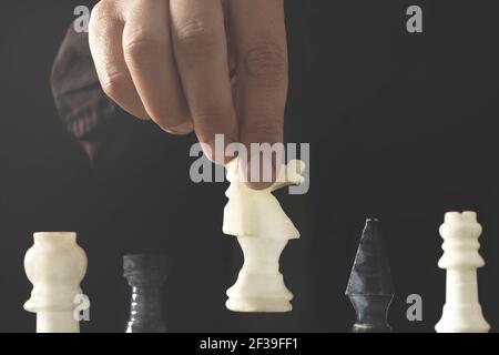 Der Schachspieler macht den siegreichen Zug des Spiels, das Konzept der Strategie, um Erfolg zu erzielen Stockfoto