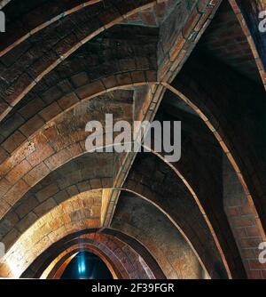 Casa Milà (La Pedrera), obra de Antoni Gaudí en Barcelona. Detalle de los arcos parabólicos del desván. Stockfoto