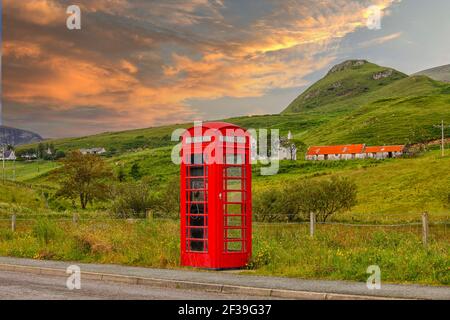 Traditionelle britische Telefonzelle auf dem Lande. Stockfoto