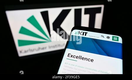 Mobiltelefon mit Webseite des Karlsruher Instituts für Technologie auf dem Bildschirm vor dem Logo. Konzentrieren Sie sich auf die obere linke Seite des Telefondisplays. Stockfoto