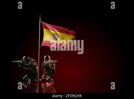 Konzept der militärischen Konflikt mit Soldaten Statuen und winkende Nationalflagge Spaniens. Illustration der Coup-Idee. Zwei Wachen verteidigen das Symbol von cou Stockfoto