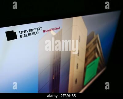 Hochwinkelansicht der Website mit Logo der deutschen Universität Bielefeld auf dem Monitor. Konzentrieren Sie sich oben links auf dem Bildschirm. Nicht modifiziertes Foto. Stockfoto
