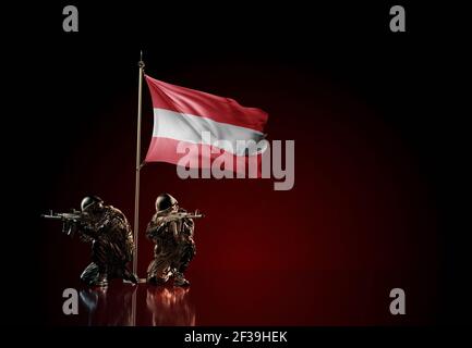 Konzept des militärischen Konflikts mit Soldatenstatuen und wehender Nationalflagge Österreichs. Illustration der Coup-Idee. Zwei Wachen verteidigen das Symbol Stockfoto