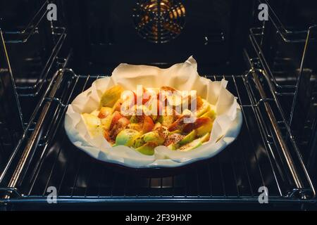 Frisch gebackene Apfelkuchen zu Hause im Ofen in der Küche. Apfel Charlotte hausgemachtes Backen. Stockfoto