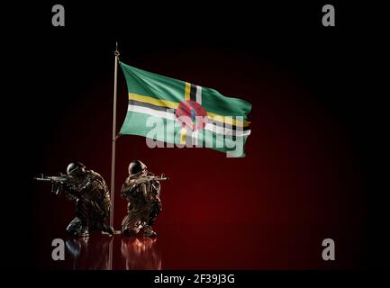 Konzept der militärischen Konflikt mit Soldaten Statuen und winkende Nationalflagge von Dominica. Illustration der Coup-Idee. Zwei Wachen verteidigen das Symbol Stockfoto