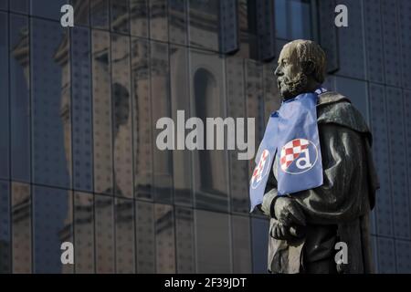 Das Denkmal des kroatischen Dichters Petar Preradovic auf dem Blumenplatz war vor dem Fußballspiel zwischen Dinamo und Krasnodar mit Dinamo-Schal bedeckt. Stockfoto