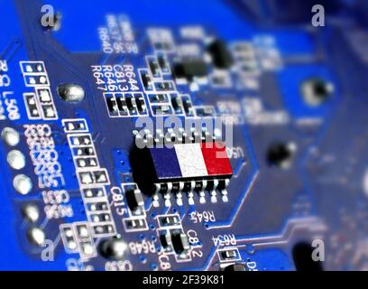 Platine mit integriertem Mikrochip und Flagge von Frankreich gezeigt. Das Konzept moderner Computertechnologien. Stockfoto