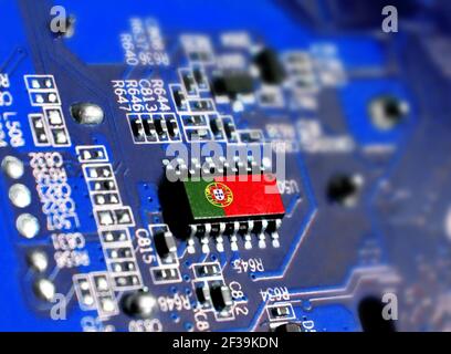 Elektronikkarte mit integriertem Mikrochip und gezeigter Flagge Portugals. Das Konzept moderner Computertechnologien. Stockfoto