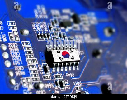 Elektronikkarte mit integriertem Mikrochip und gezeigter Flagge von Südkorea. Das Konzept moderner Computertechnologien. Stockfoto