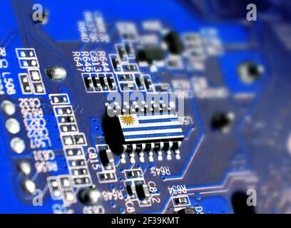 Platine mit integriertem Mikrochip und gezeigter Flagge von Uruguay. Das Konzept moderner Computertechnologien. Stockfoto