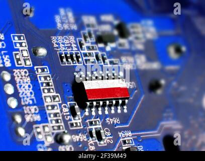 Elektronikkarte mit integriertem Mikrochip und gezeigter Flagge Polens. Das Konzept moderner Computertechnologien. Stockfoto