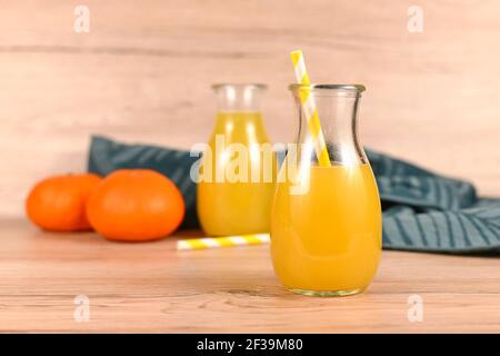 Hausgemachte Limonade aus Zitrusfrüchten in Gläsern Stockfoto