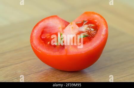 Samen sprießen in einer Tomate Stockfoto