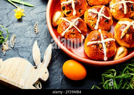 Ostern heißen Kreuz Brötchen und ostern Dekor.Ostern Backwaren Stockfoto