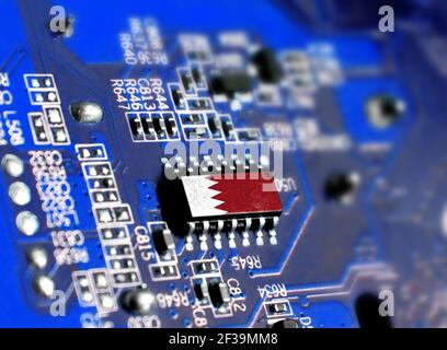 Platine mit integriertem Mikrochip und gezeigter Flagge von Bahrain. Das Konzept moderner Computertechnologien. Stockfoto