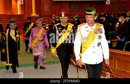 Bandar Seri Begawan, Brunei. März 2021, 15th. Bruneis Sultan Haji Hassanal Bolkiah (1st R) nimmt am 17th 15. März 2021 an der Sitzung des Legislativrates in Bandar Seri Begawan, der Hauptstadt von Brunei, Teil. Brunei hat am Montag offiziell die Sitzung des Legislativrates 17th mit dem Regierungshaushalt und den Entwicklungsplänen auf dem Tisch zur Diskussion gestellt. Quelle: Jeffrey Wong/Xinhua/Alamy Live News Stockfoto