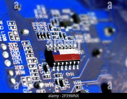 Platine mit integriertem Mikrochip und gezeigter Flagge Chiles. Das Konzept moderner Computertechnologien. Stockfoto