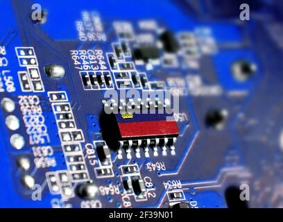 Platine mit integriertem Mikrochip und gezeigter Flagge von Liechtenstein. Das Konzept moderner Computertechnologien. Stockfoto