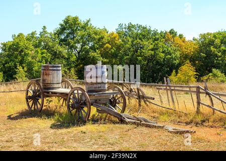 Alte Holzwagen mit Fässern in ländlichen Bauernhof geladen Stockfoto