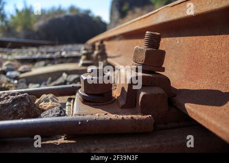 Rostige Nüsse auf der Eisenbahnstrecke aus der Nähe, Bokeh Stockfoto