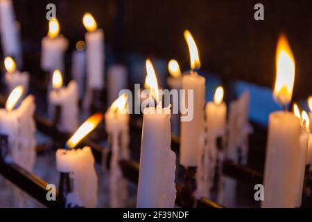 Kerzen in der Kirche Stockfoto