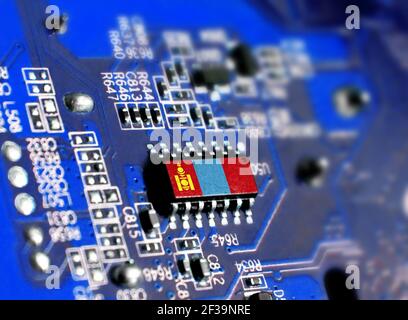 Platine mit integriertem Mikrochip und gezeigter Flagge der Mongolei. Das Konzept moderner Computertechnologien. Stockfoto