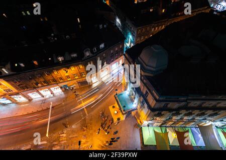 Ansicht von oben auf Fußgänger und Verkehr auf der Straße in der Nacht Stockfoto