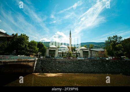 Außenansicht der Kaisermoschee gegen den Himmel in Sarajevo Stockfoto