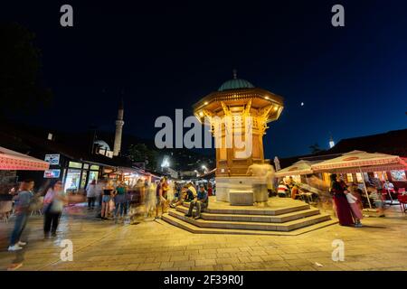 Touristen genießen rund um Sebilj in Bascarsija Platz in Sarajevo Stadt Stockfoto