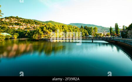 Malerische Aussicht auf die Brücke über den Fluss Miljacka in Sarajevo Stockfoto