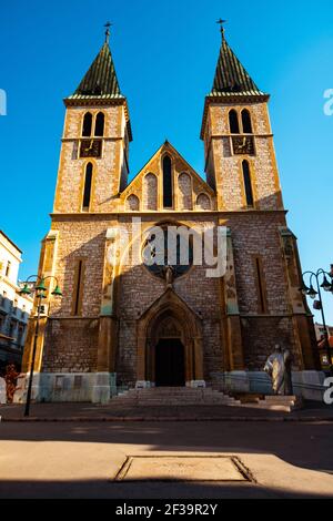 Blick auf die Kathedrale des Heiligen Herzens in Sarajevo Stockfoto