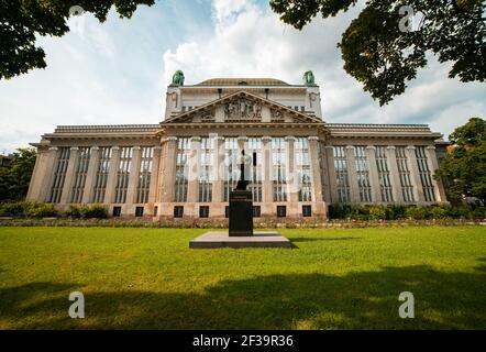 Niedriger Winkel Ansicht des kroatischen Staatsarchivs Gebäude, Zagreb Stadt Stockfoto