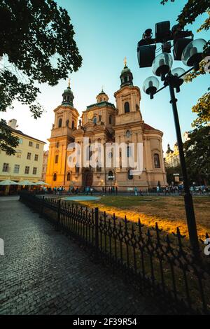 Blick auf die Nikolaikirche in Prag Stockfoto